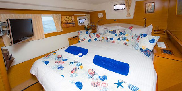 Private overnight luxury catamaran cruise (13)